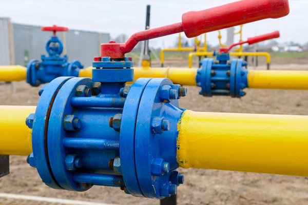 What are the advantages of using pipe jacking technology?